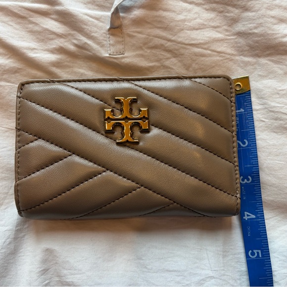 Tory Burch Quilted Wallet - Picture 5 of 7